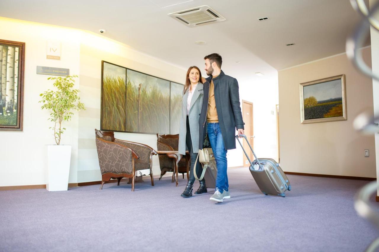 Hotel Premier Aqua - Adults Only Врднік Екстер'єр фото A couple checking into a hotel