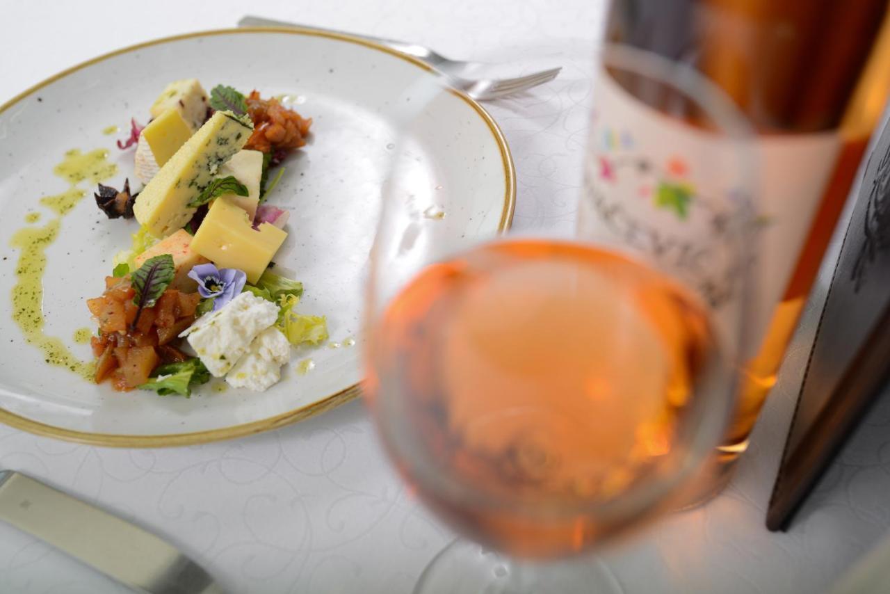 Hotel Premier Aqua - Adults Only Врднік Екстер'єр фото A glass of rosé wine