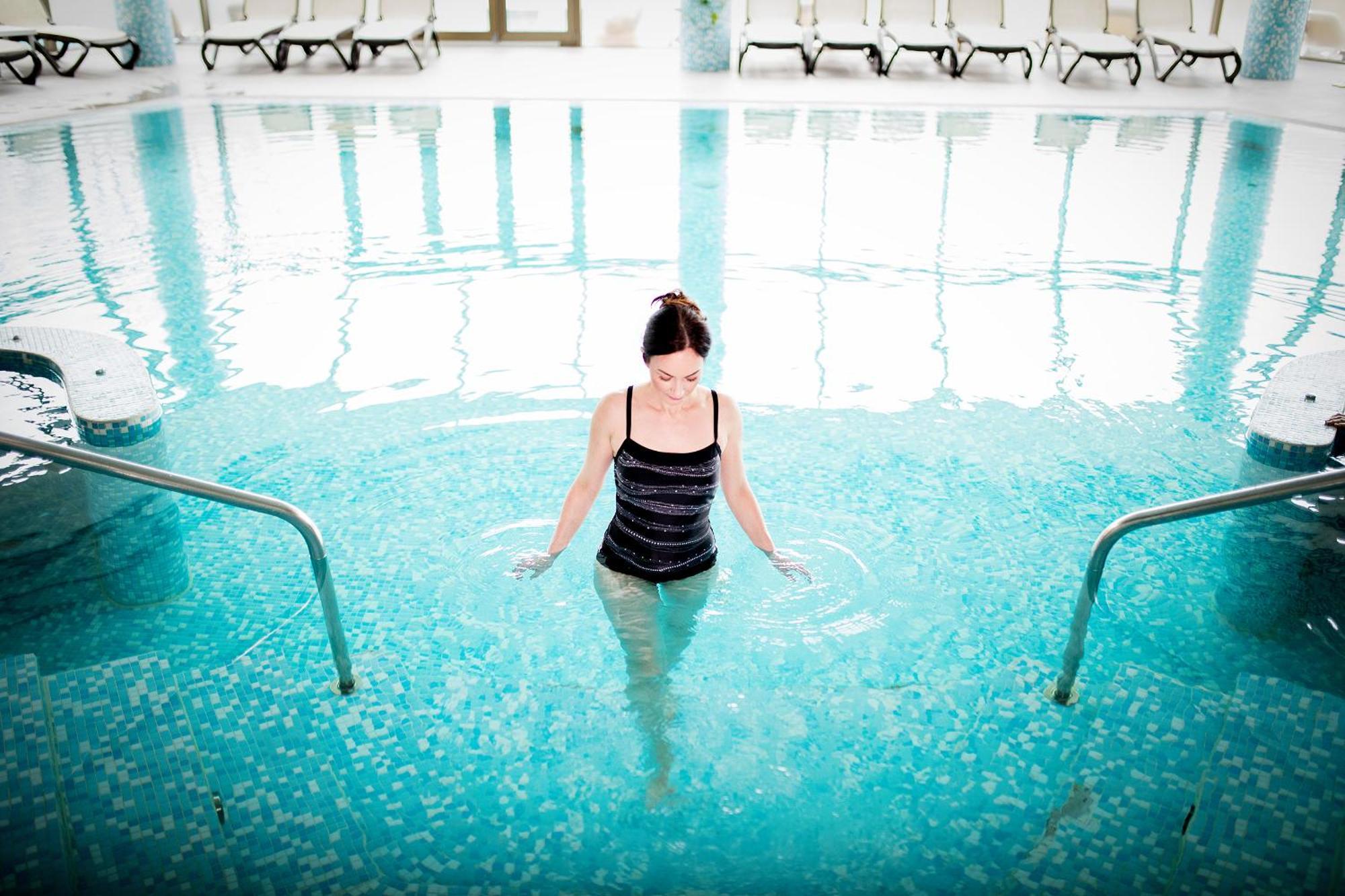 Hotel Premier Aqua - Adults Only Врднік Екстер'єр фото A woman in a swimming pool