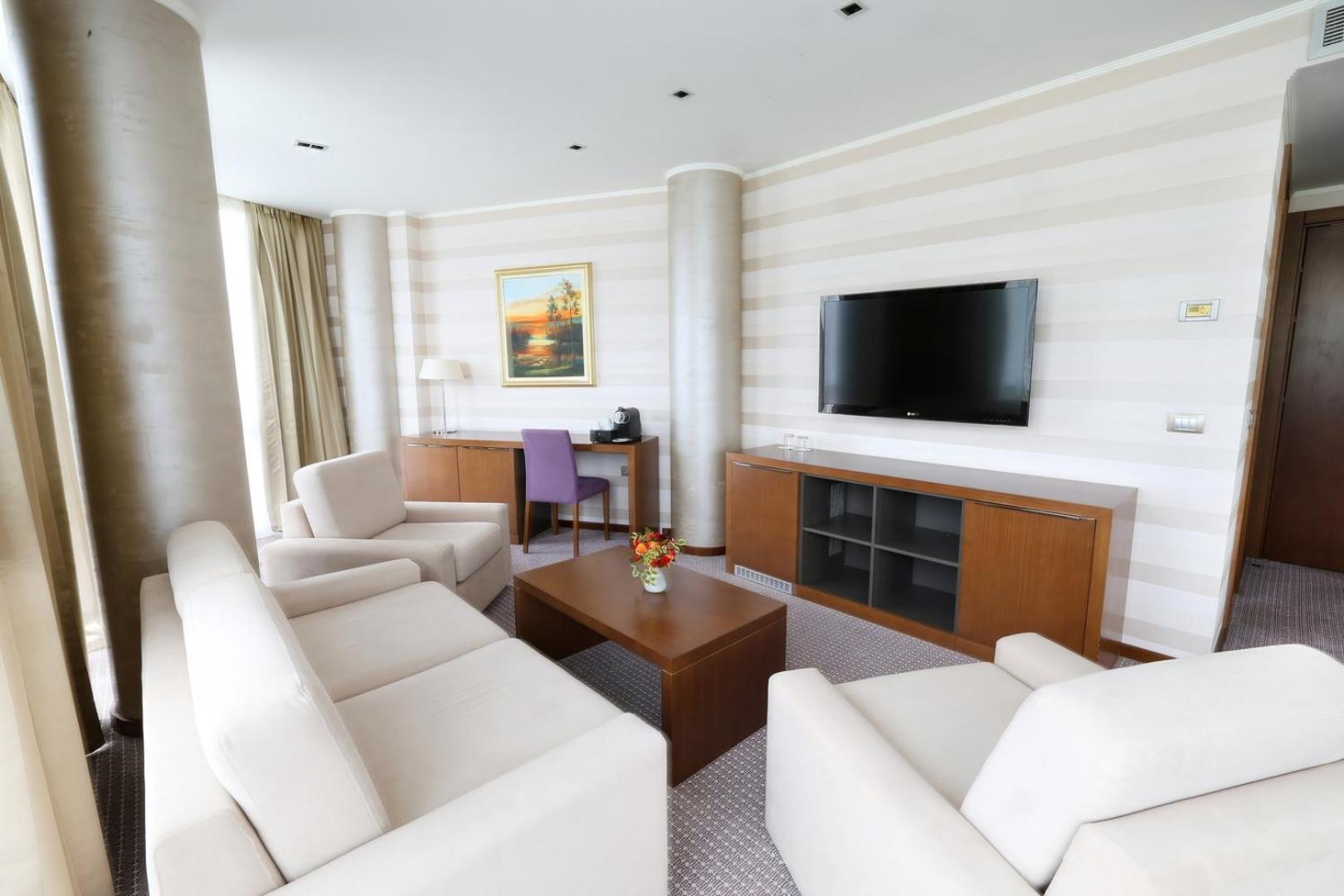 Hotel Premier Aqua - Adults Only Врднік Екстер'єр фото A living room in a suite at the Radisson Blu Royal