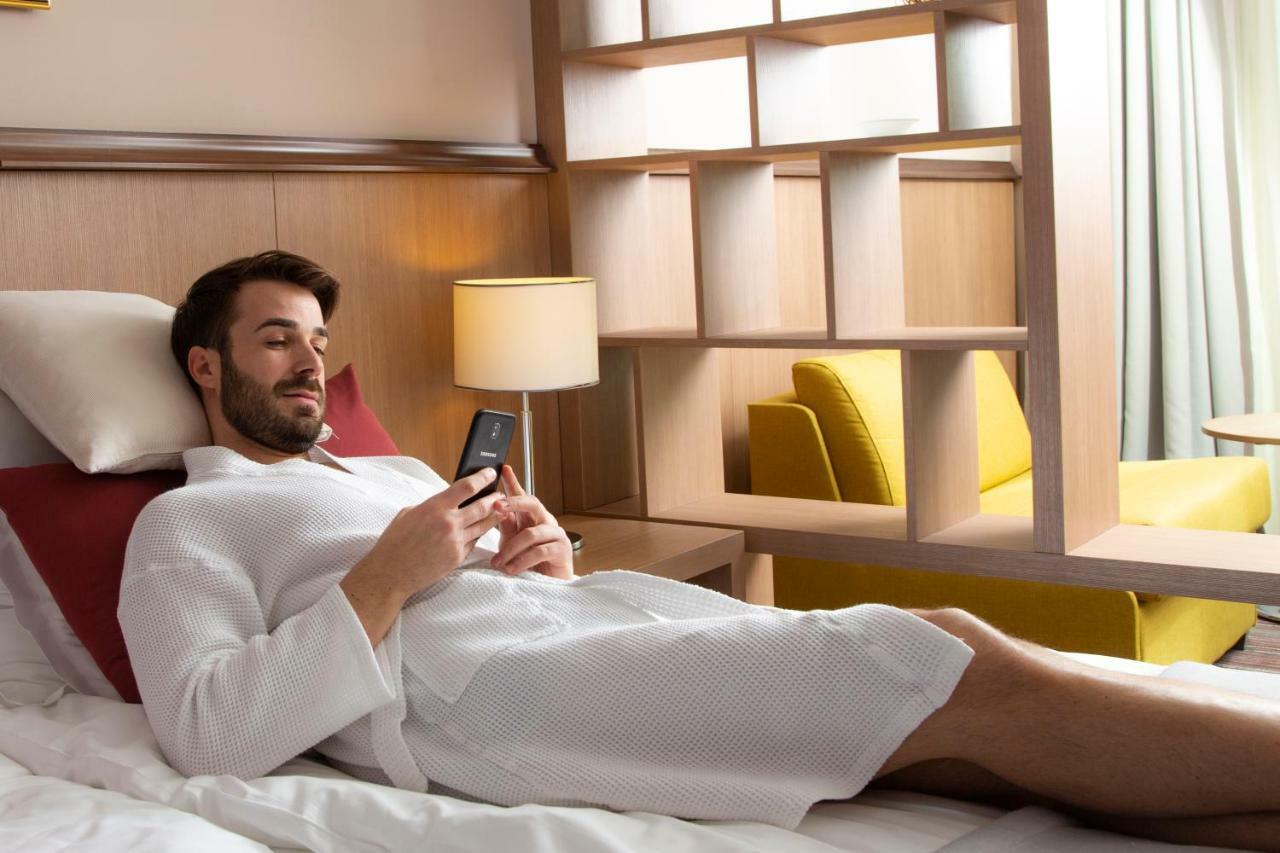 Hotel Premier Aqua - Adults Only Врднік Екстер'єр фото A man wearing a bathrobe